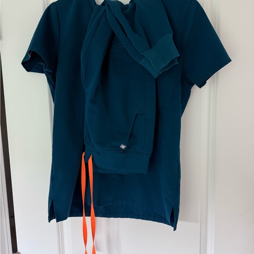 Figs Caribbean blue xs one pocket top, jogger bottoms w Orange Drawstrings